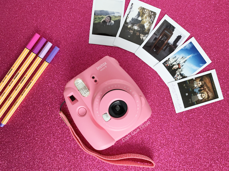 Instax Mini 9 Rosa com fotos tiradas durante viagens.